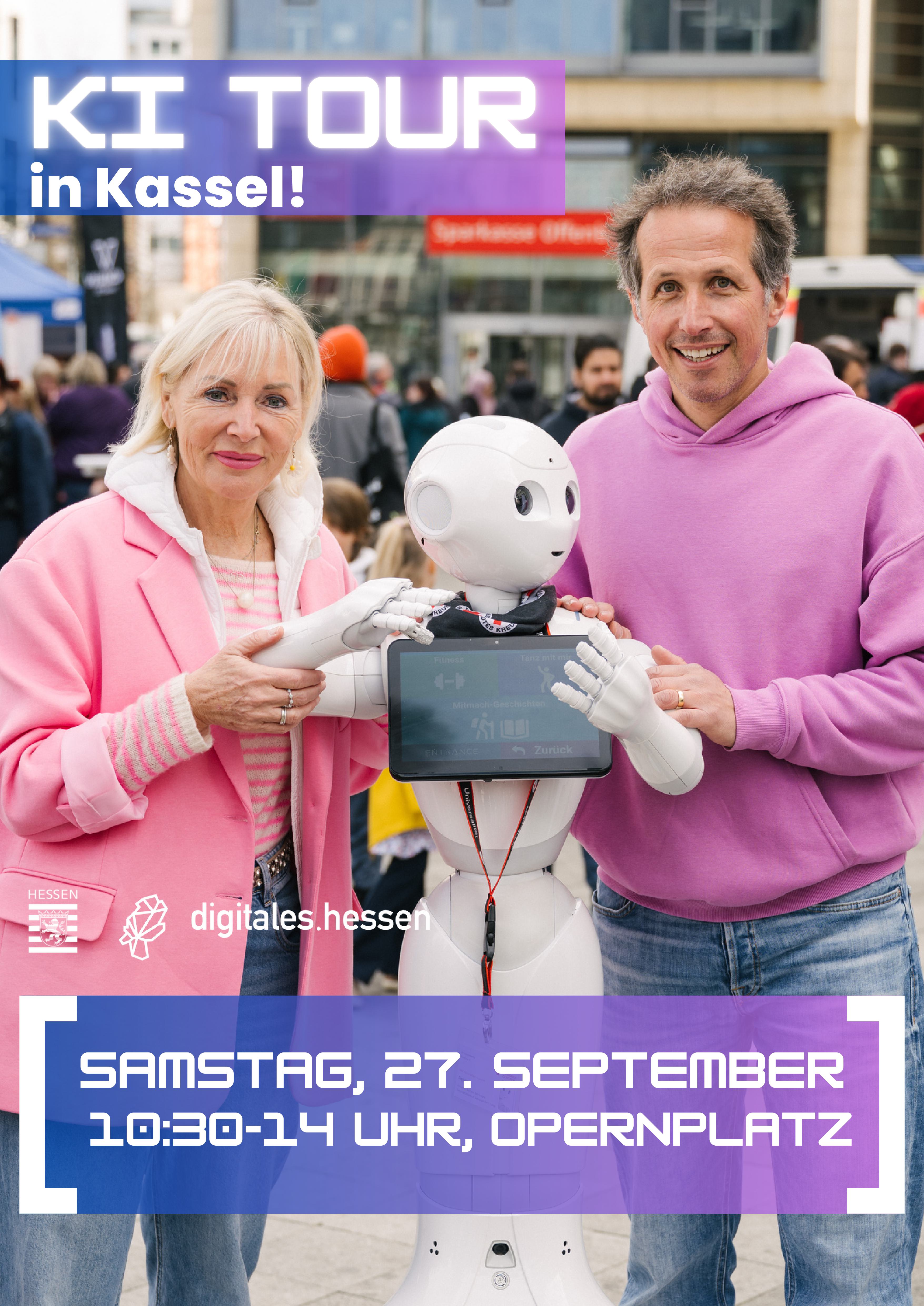 Ministerin Sinemus und Willi Weitzel ("Willi wills wissen") mit einer Figur eines Roboters, der ein Tablet in der Hand hält. 
