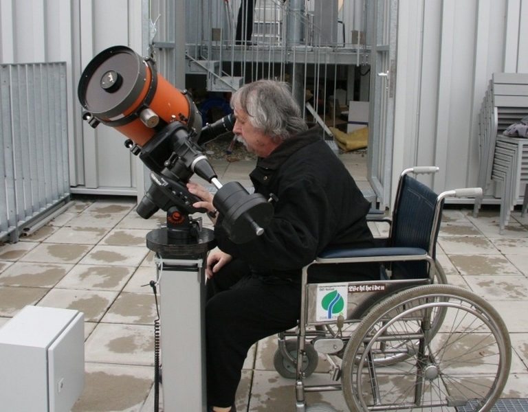Bernd Holstein demonstriert unsere behindertengerechte Außensäule